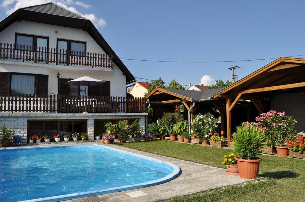 Hotel Cyrano Vendeghaz Vonyarcvashegy Exterior foto